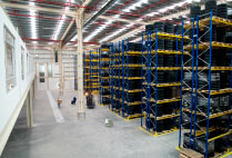 Foto infraestructura interna estibas de almacenamiento Foto bodega interna