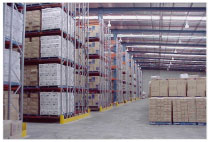 Foto infraestructura interna apilamiento de cajas Foto bodega interna