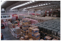 Foto infraestructura interna con apilamiento de cajas Foto bodega interna